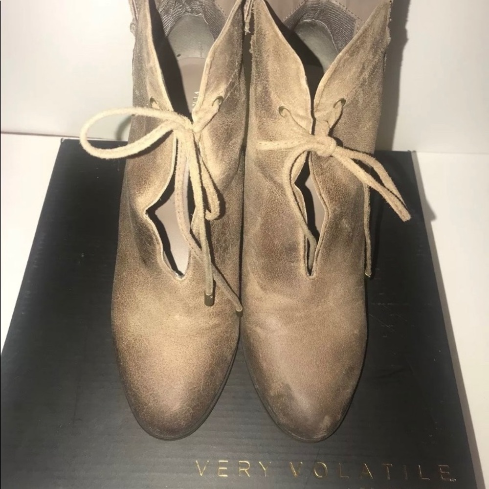 VERY VOLATILE-Distressed Taupe Lace Bootie S 8.5M